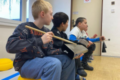 Žáci hrají na různé nástroje.