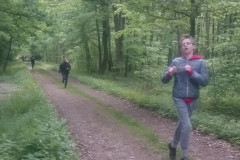 Žáci běhají po lese.