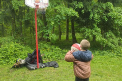 Chlapec hází na basketbalový koš.