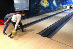 Dívka hraje bowling.