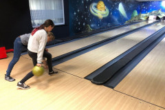 Dívka hraje bowling.