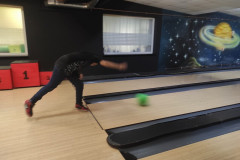 Chlapec hraje bowling.