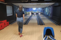 Paní učitelka hraje bowling.