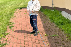 Chlapec si hraje na školní zahradě s autíčkem.