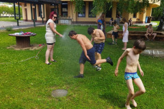 Hrátky s vodní hadicí.