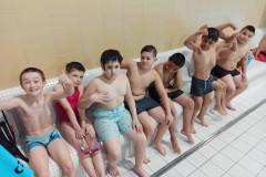 Žáci na plaveckém výcviku.