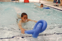 Žáci v bazénu při výcviku.
