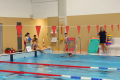 Žáci v bazénu při výcviku.