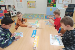 Žáci pracují v lavicích.