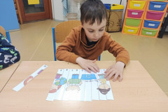 Chlapec pracuje v lavici.