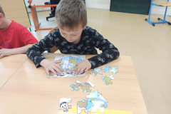 Chlapec pracuje v lavici.