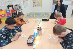 Žáci pracují v lavicích.