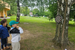 Dívka hází šipky na terč.