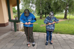 Žáci namotávají kámen na klacík.