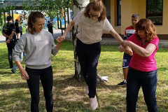 Dívka zkouší slackline.