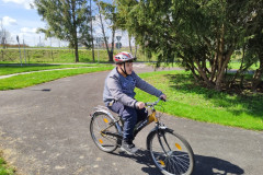 Chlapec na kole na dopravním hřišti.
