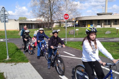 Žáci na kolech na dopravním hřišti.