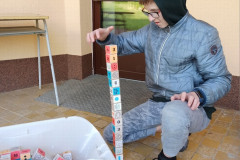 Chlapec staví věž z kostek.