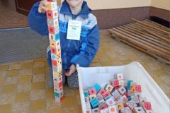 Chlapec staví věž z kostek.