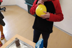 Výroba relaxačních balónků.