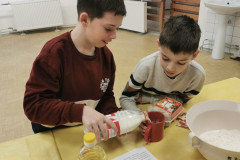 Žáci odměřují mléko.