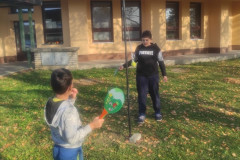 Chlapci hrají indiánský tenis.