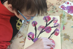 Chlapec maluje květiny.
