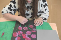 Dívka maluje květiny.