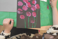 Dívka maluje květiny.