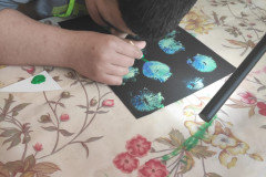 Chlapec maluje květiny.