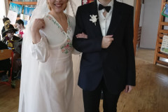 Paní učitelka s paní asistentkou v kostýmu ženicha a nevěsty.