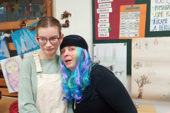 Paní učitelka s dívkou v kostýmu Pipy dlouhá punčocha.