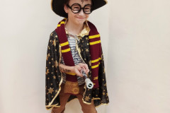 Chlapec v masce Harry Pottera.