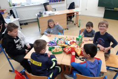 Žáci si užívají dobroty od rodičů.