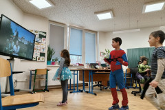 Žáci tancují na písničky.