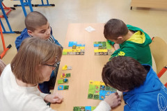 Žáci hrají s paní učitelkou deskové hry.