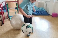 Chlapec si hraje s míčem.