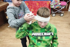 Chlapec zkouší na druhém ovázání hlavy.