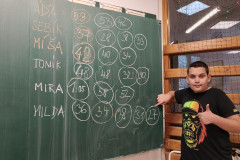 Chlapec u skore na tabuli.