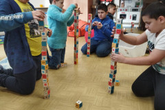 Žáci staví komíny z kostek.