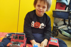 Chlapec si hraje s autíčky.