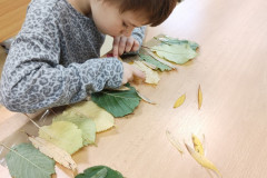 Dívka vyrábí čelenku lesního skřítka.