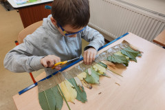 Chlapec vyrábí čelenku lesního skřítka.