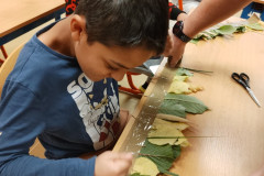 Chlapec vyrábí čelenku lesního skřítka.