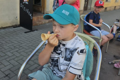 Žáci na zmrzlině.