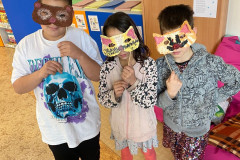 Žáci s hotovými maskami.