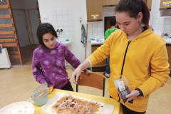Žáci připravují štrůdl.