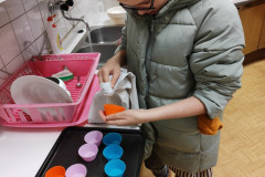 Dívka umývá formičky.