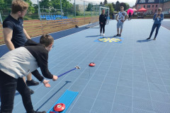 Žáci hrají letní curling.