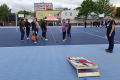 Žáci hrají cornhole.